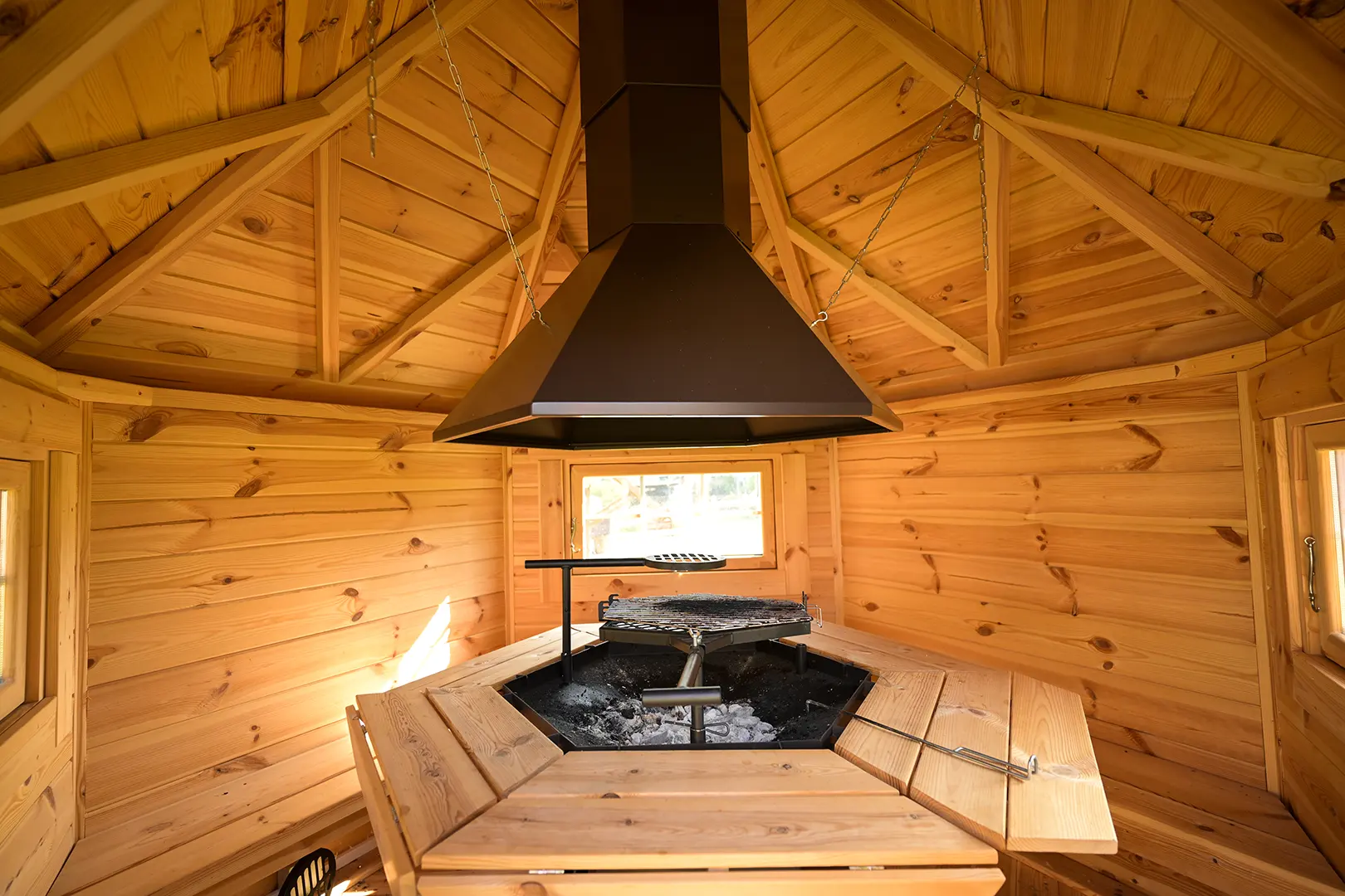 Überdachte Grillhütte aus Holz im Garten der Ferienanlage Frieda