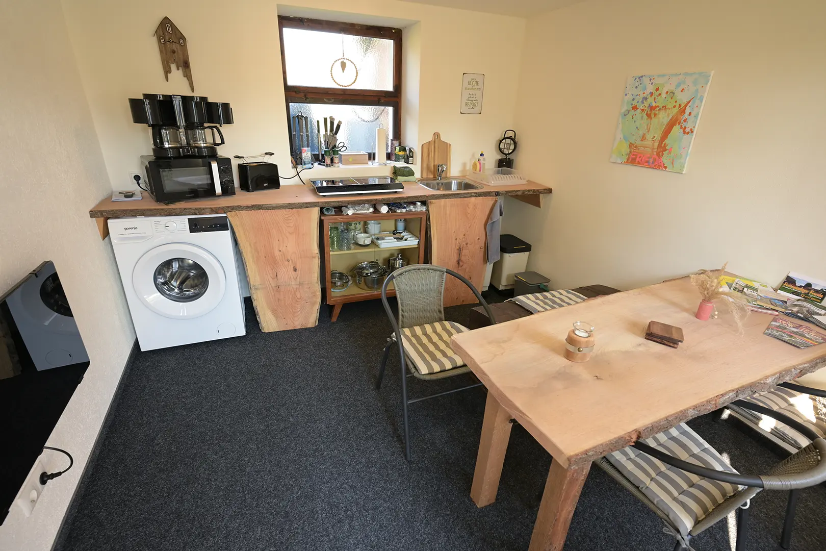 Tisch und Küchenzeile der Gemeinschaftsküche in der Ferienanlage Frieda