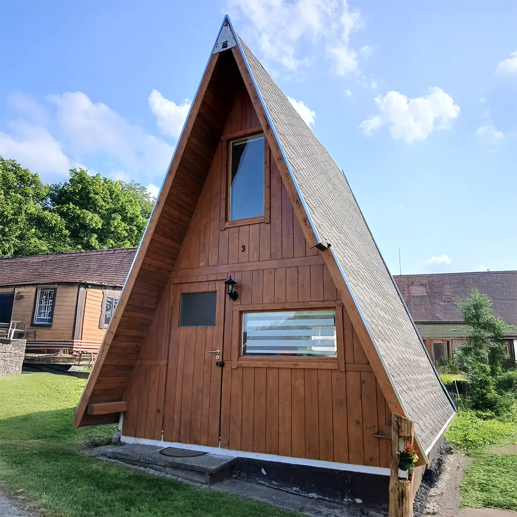 Familienhütte mit Holzfassade und Dachfenster bei Zittau