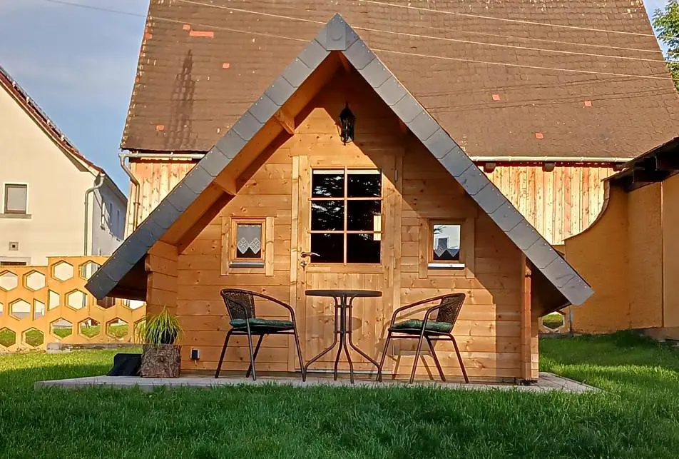 Campinghütte mit Terrasse und Gartenmöbeln in der Ferienanlage Frieda